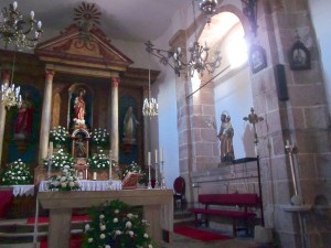 Tumba de los señores de Montecelo del lado de la Epístola de la Capilla Mayor, igual a la situada enfrente. Foto del autor.