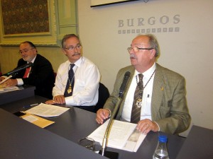 El cronista de Betanzos, Miño y Paderne durante su intervención en el XLII Congreso Nacional de la RAECO. A su derecha don Juan Alonso Resalt, seguido de don Antonio Luis Galiano Pérez, vicepresidente y presidente de la nueva Junta Rectora.