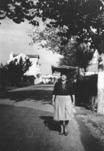 Una de las pescadoras de Miño con su "Paxeta" sobre la cabeza, sale de a vender hacia Ponte do Porco e Insua en 1950