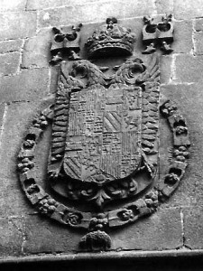 Blasón imperial en la fachada del convento. Archivo del Autor.
